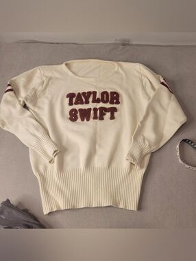 Taylor Swift Sweater Size Medium